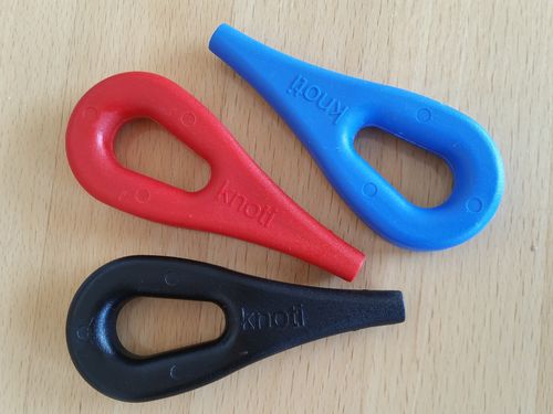 Knoti, lashing eye made of plastic, up to approx. 12mm rope thickness, color black, red, blue